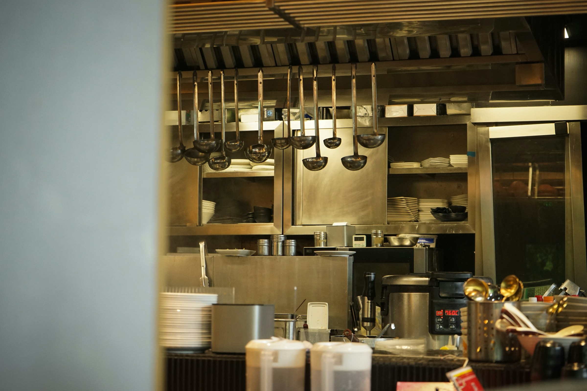 Robots at the hot station: what cooking automation in QSR delivers today